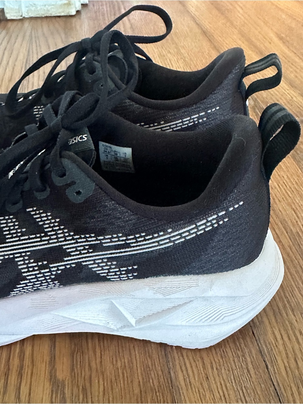Asics Novablast 5 Running Shoes in Black/Pink Pearl - Size 7 (US) - Picture 2 of 15